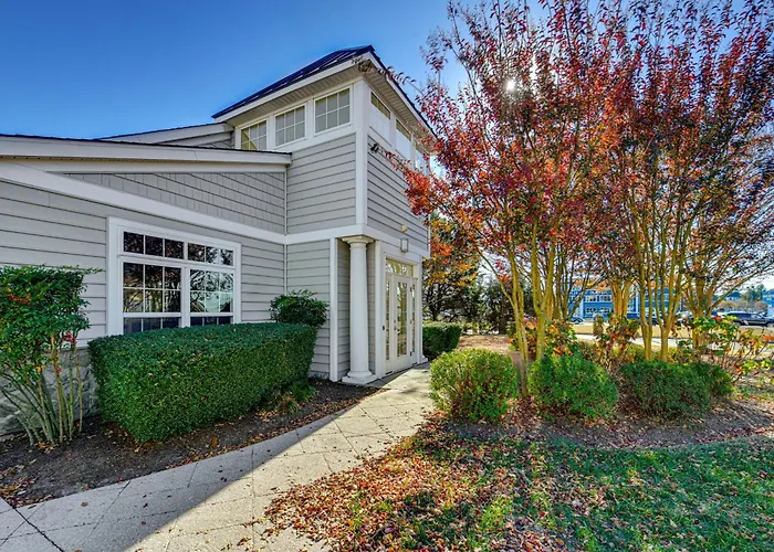 2 Mi To Beach: Townhome W/ Breezy Balcony!