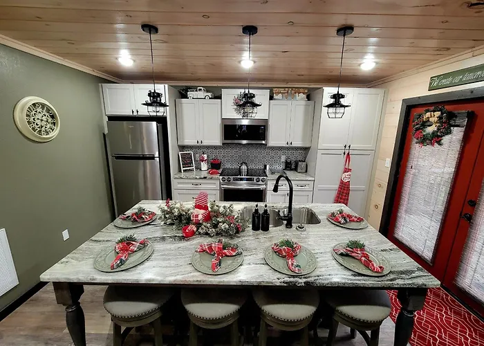 Lil Cabin In The Cove! Mtn Views, Theater, Hot Tub, Games, King Beds, Prime Location!