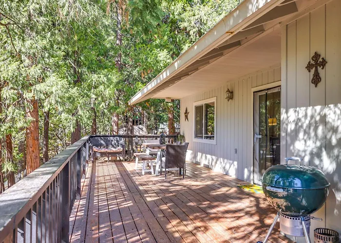 Forest-View Retreat: Grill & Fireplace In Sonora