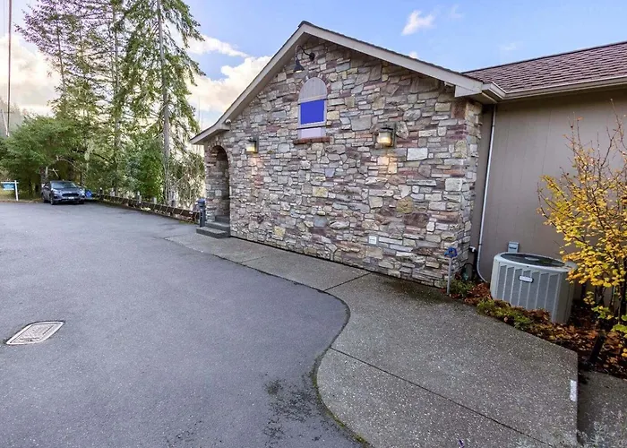 Luxury Lookout Hood Canal Vacation Rental