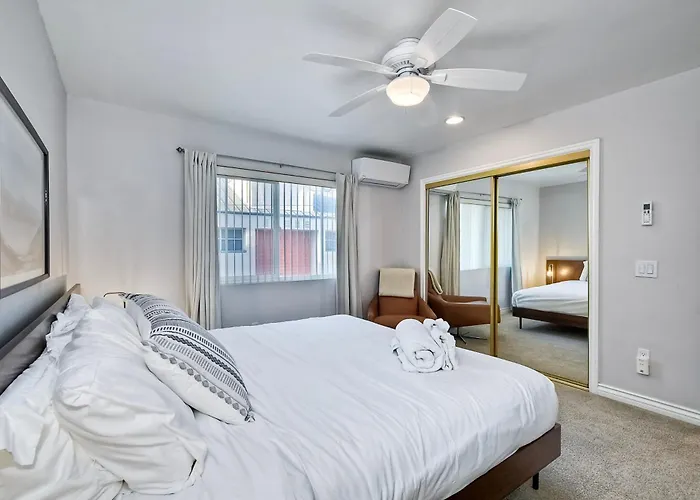 90 Walk Score - Steps To Beach & Dining - Reserved Parking