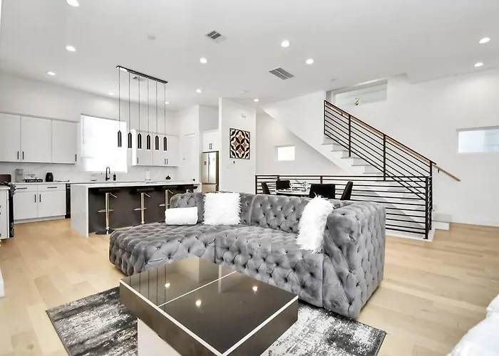 Downtown Luxury Home - 2 Mins From Restaurants, Parks And Leisure Centres