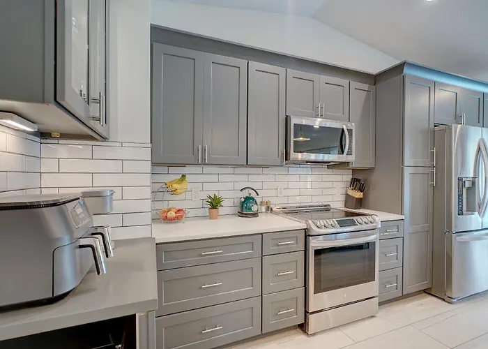 Family Oasis! Heated Salt Water Pool -Renovated-Great Central Location-Beach Gear-Free Bikes!