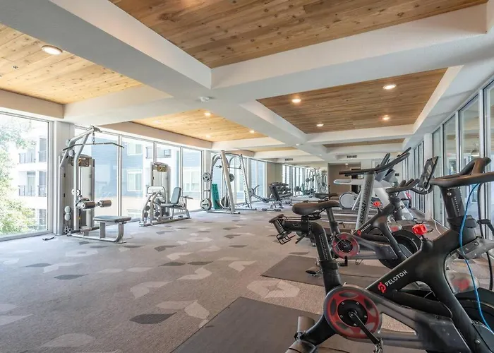 Stunning Top Floor 2 Bdrm 2 Bath City View Apt King Bed Free Parking Pool Gym