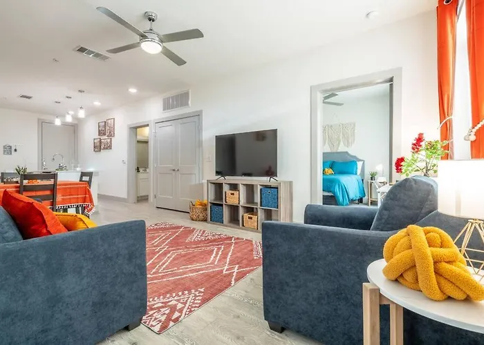Stunning Top Floor 2 Bdrm 2 Bath City View Apt King Bed Free Parking Pool Gym