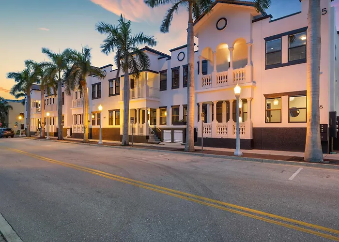 Chic & Cozy River District Townhouse