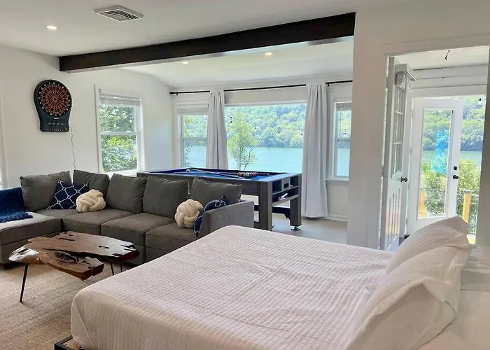 Blue House, King Bed, Grill, Pool Table, Air Hockey, Ping Pong