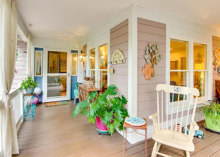 Blue Ridge Mtn Retreat: Porches & Creek Access