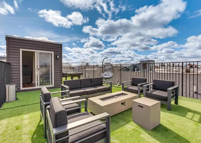 Townhouse - Urban Living With Rooftop Deck!