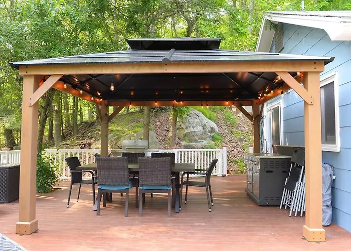 3 Acre Lake Paradise Swimming Pool & Jacuzzi Hottub!