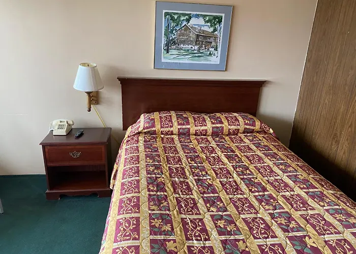 Budget Host Village Inn