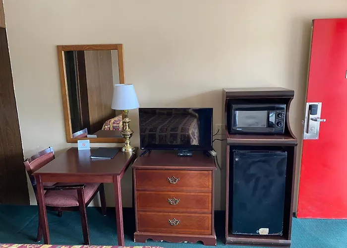 Budget Host Village Inn