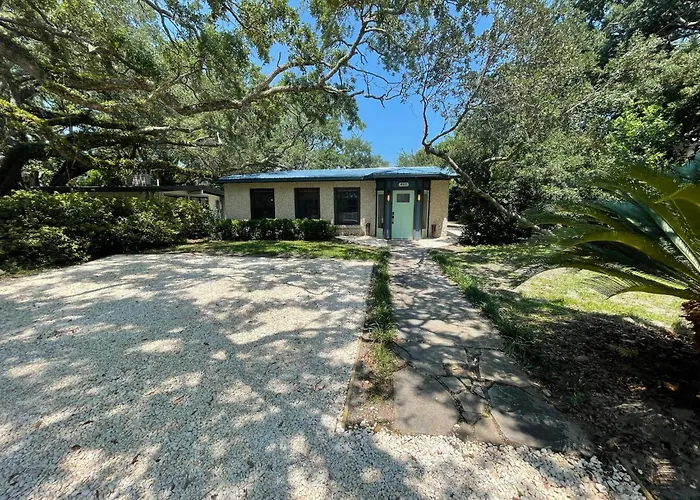 Tree Spirit Retreat - 4310 Third Street