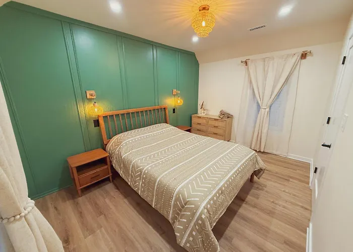 Stylish 2 Bedroom 1 Ba Apartment - Steps To The Ocean - Hidden Gem, Apt 2