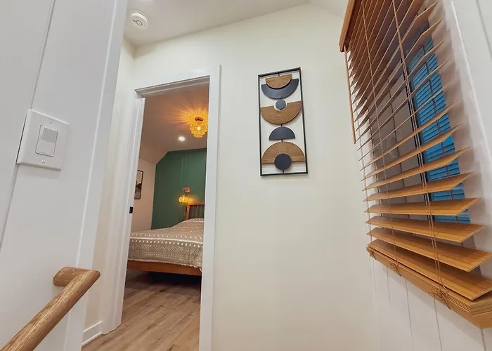 Stylish 2 Bedroom 1 Ba Apartment - Steps To The Ocean - Hidden Gem, Apt 2
