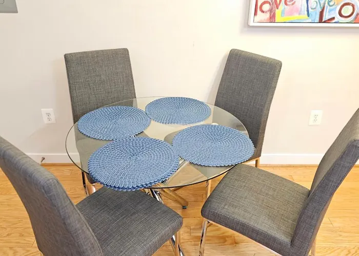 Chic 2 Bedroom Condo At 2121