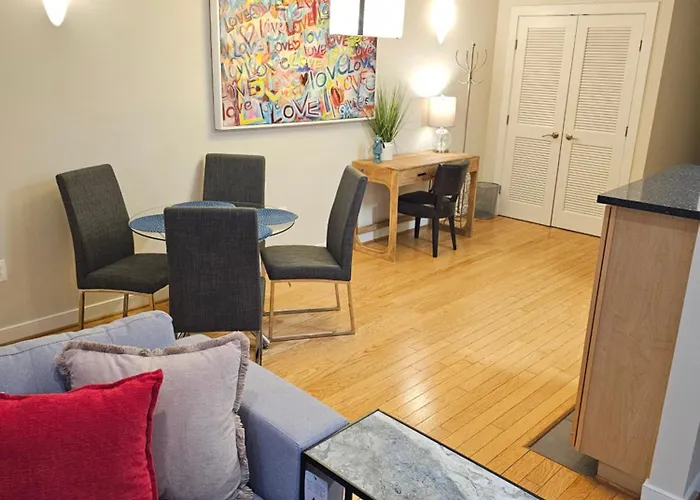 Chic 2 bedroom condo at 2121