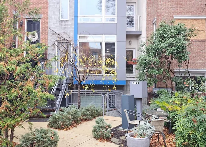 Chic 2 bedroom condo at 2121