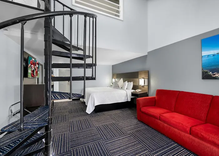 Admiralty Inn & Suites - A Red Collection Hotel