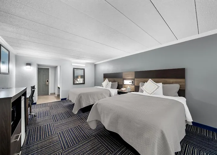 Admiralty Inn & Suites - A Red Collection Hotel