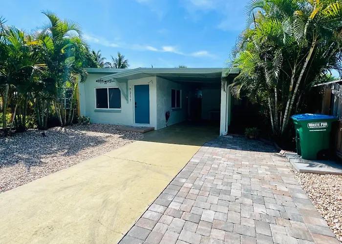 Luxury 2/2 Private Oasis W/Hot Tub Walk To Beach