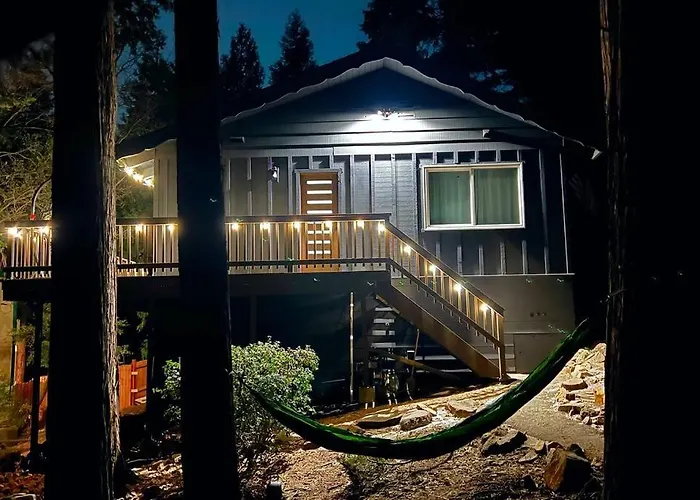 Beautiful Renovated Cozy Forest Home With Hot Tub In Crestline