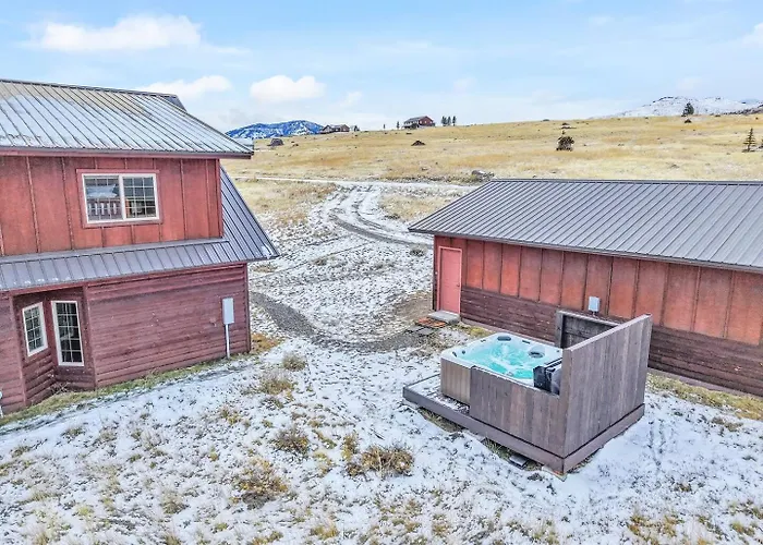 Yellowstone Fun House Hot Tub Game Room 360 Views