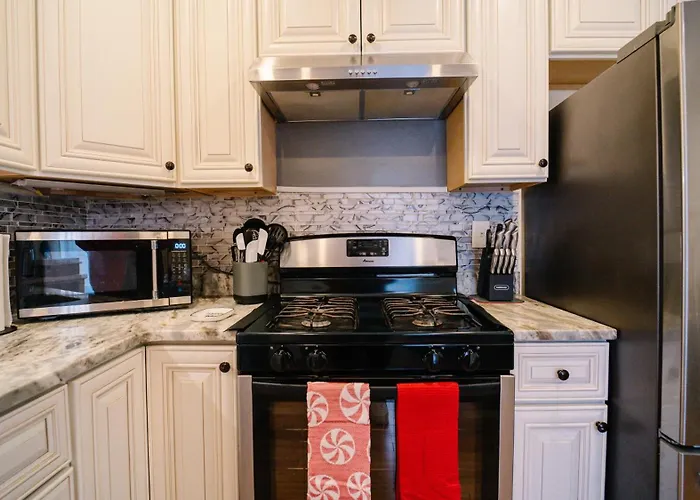 5Br & 4Ba Lovely House With Beautiful Backyard In Va