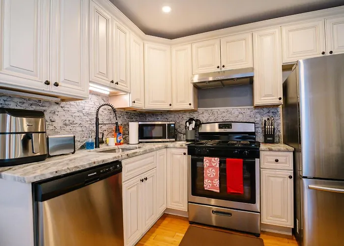 5Br & 4Ba Lovely House With Beautiful Backyard In Va