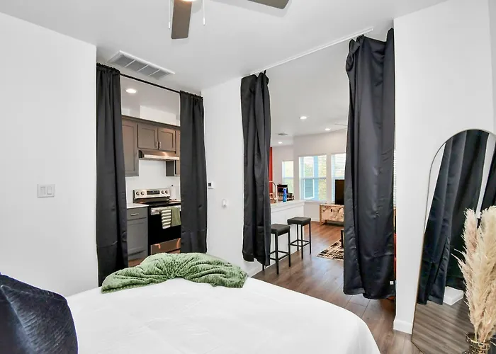 Serenity Studios - Near Med Center & Museum District