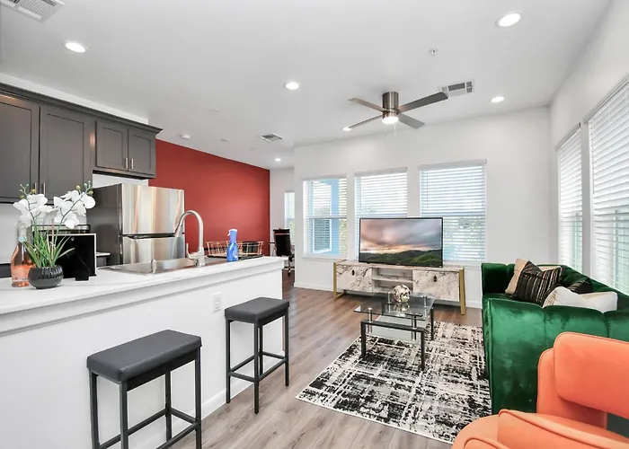 Serenity Studios - Near Med Center & Museum District