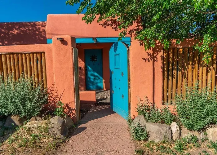 Hot Tub, Artsy Family Adobe, 4Mins Plaza! Private Deck & Yard