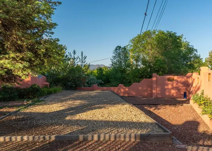 Hot Tub, Artsy Family Adobe, 4Mins Plaza! Private Deck & Yard