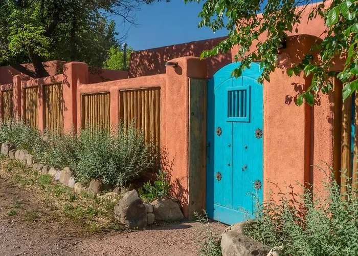 Hot Tub, Artsy Family Adobe, 4Mins Plaza! Private Deck & Yard
