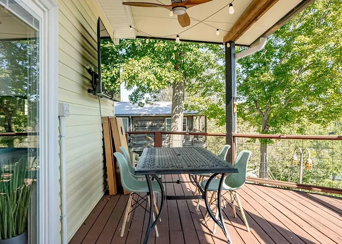Cozy Lakefront Holiday Getaway!