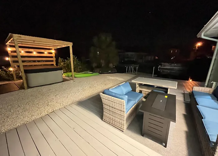 Weeki Wachee Retreat Canal Home With Hot Tub Kayaks Canoe And Boat With Trolling Motor Included
