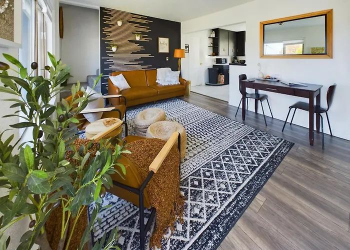 Modern Earthy Bungalow I King Beds I Osu