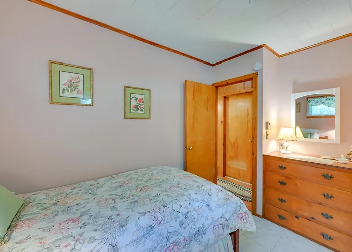 Walk To Beach: Long Island Wine Country Home!