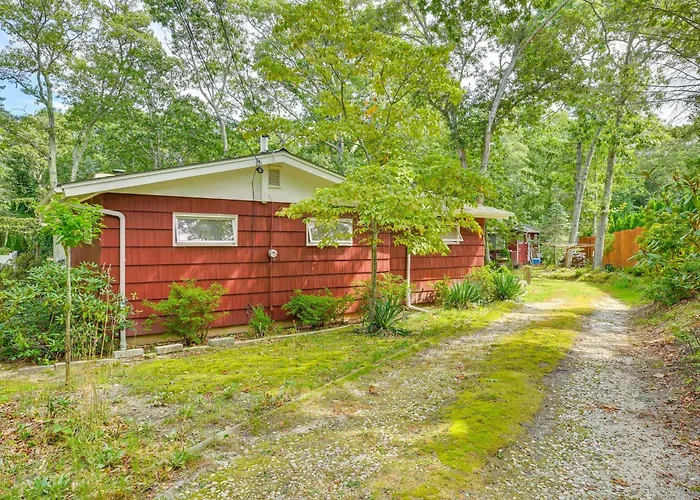 Walk To Beach: Long Island Wine Country Home!