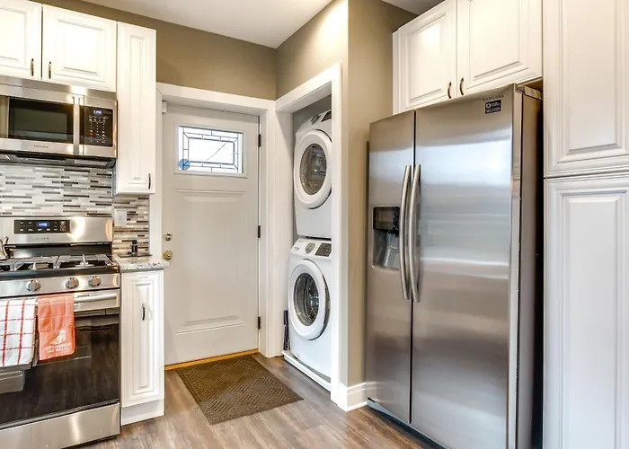 Pet-Friendly Family Apartment - Near Nu Campus!