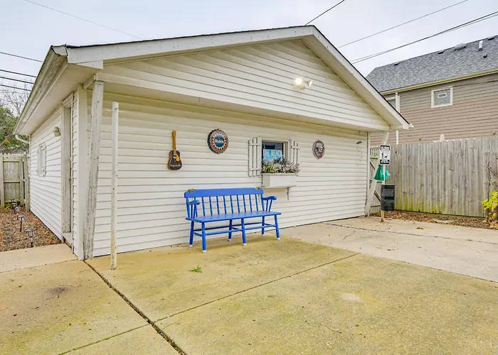 Family Apartment W/ Deck + Yard Near Northwestern