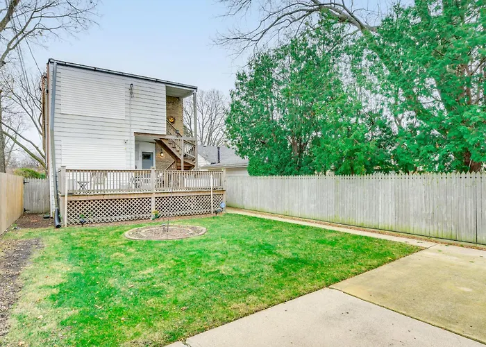 Pet-Friendly Family Apartment - Near Nu Campus!