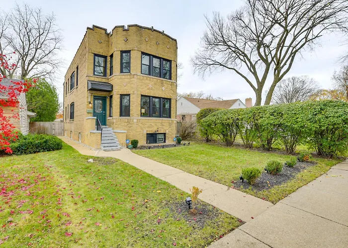 Family Apartment W/ Deck + Yard Near Northwestern