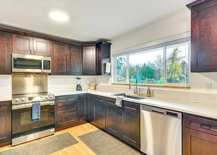 Modern Home W/ Spacious Yard In Beaverton!