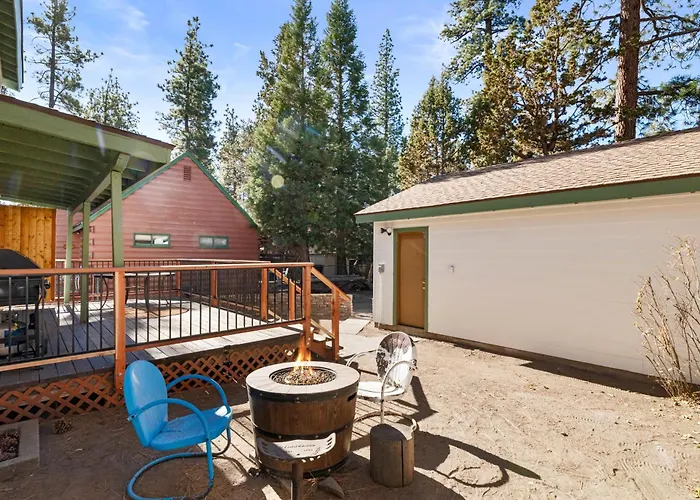 Knotty Hideawa - Foosball, Fireplace, Deck, Fire Pit, Bbq