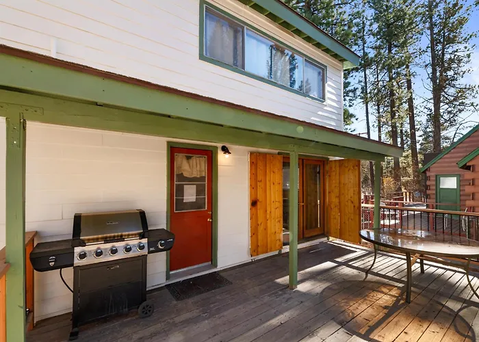 Knotty Hideawa - Foosball, Fireplace, Deck, Fire Pit, Bbq