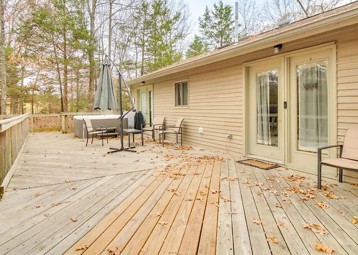 Serene Yellville Retreat W/ Hot Tub On 85 Acres