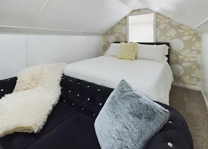 Modern Earthy Bungalow I King Beds I Osu