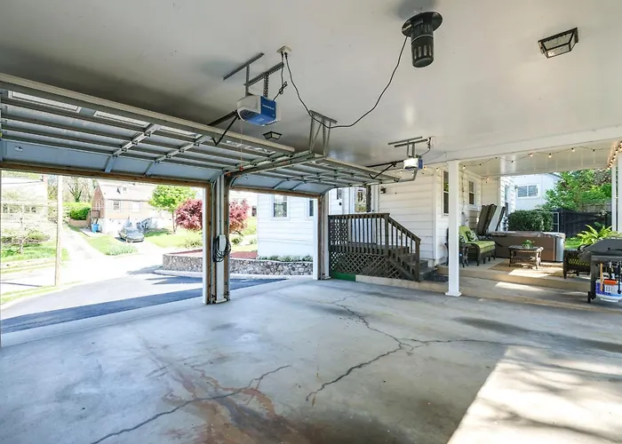 Pet-Friendly Roanoke Retreat W/ Theater