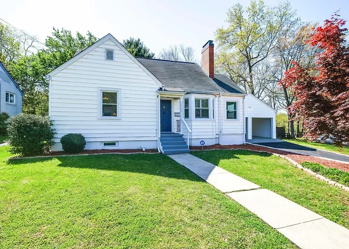 Pet-Friendly Roanoke Retreat W/ Theater